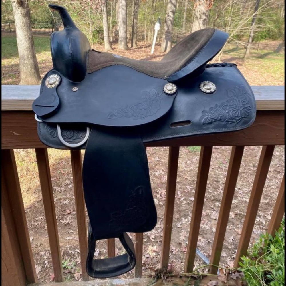 Double T western saddle